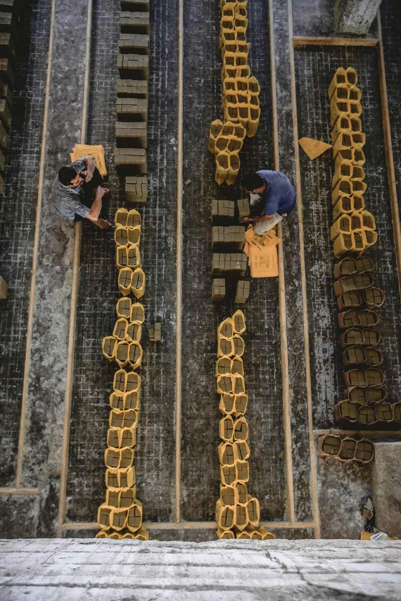 مواد وتجهيزات مستخدمة في تركيب انترلوك وبندورة بالرياض.