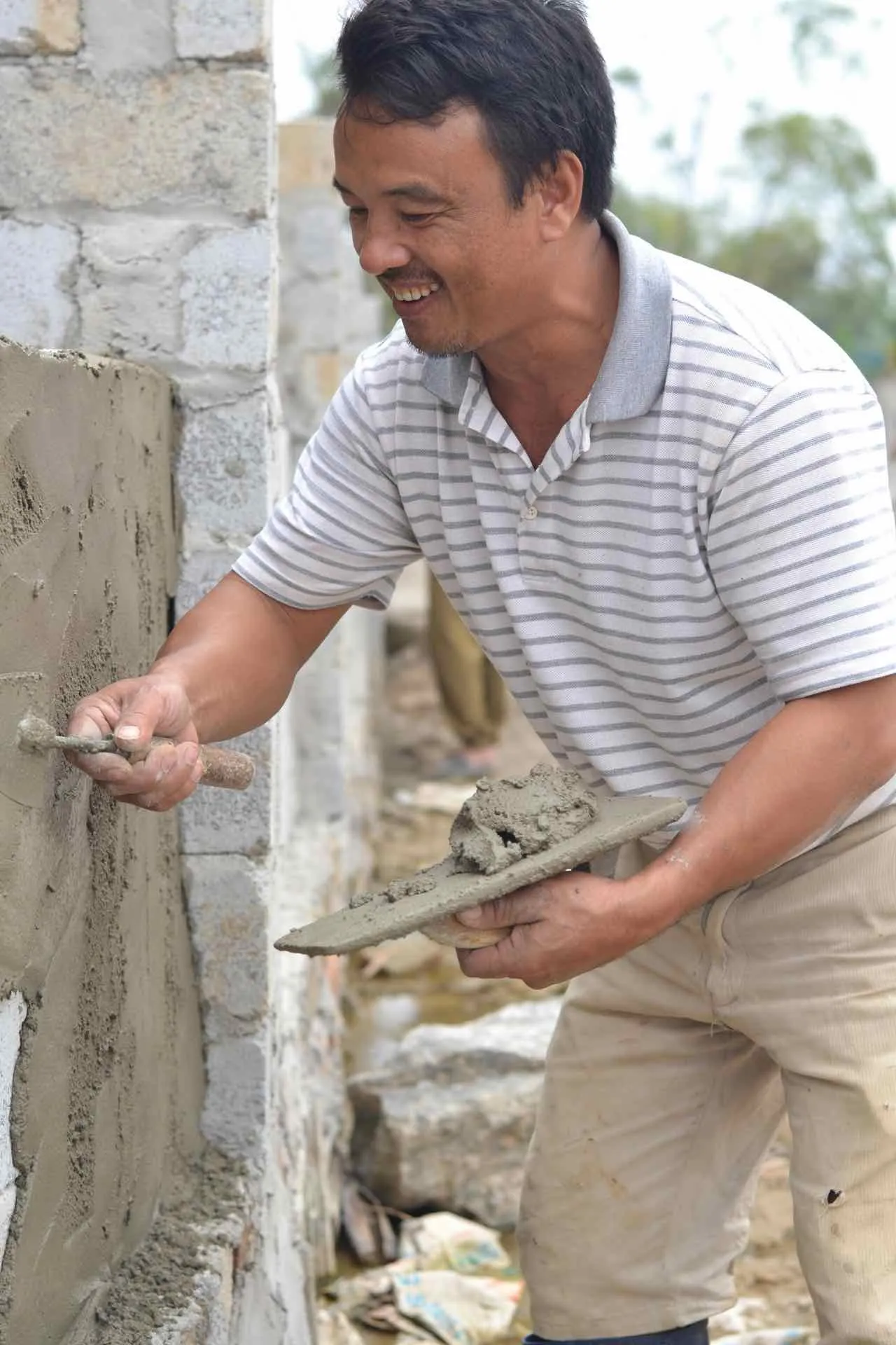 عامل ينفذ تسكير فتحات ومعالجة جدار داخل موقع في الرياض.